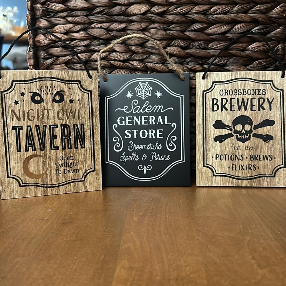 🎃 Set of 3 small wooden Halloween signs from target